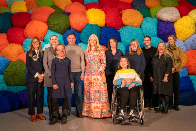 Det ble omvisning på museet for gjengen fra Aurora Verksted sammen med Kronprinsessen og Karin Hindsbo. Foto: Simen Sund / Det kongelige hoff